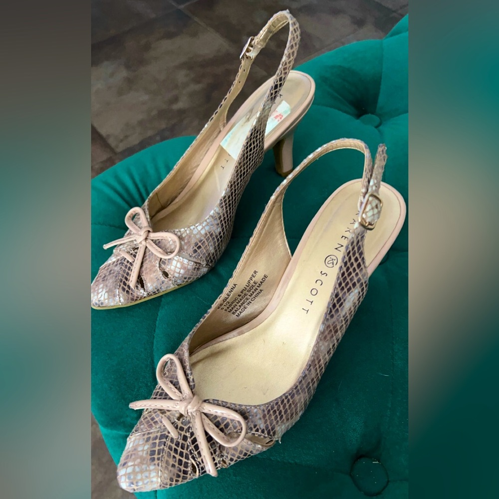 Karen Scott cute nude color heels!